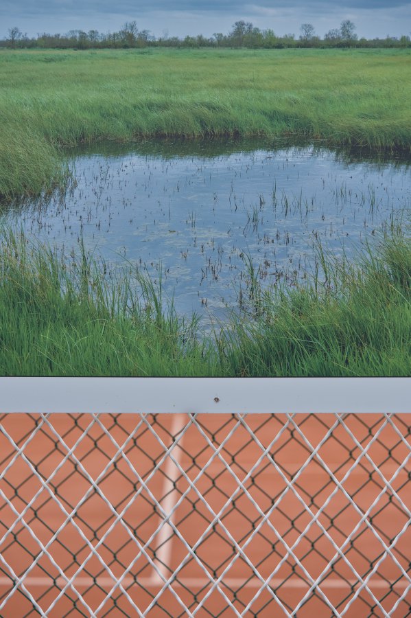 Une photographie de Benjamin Caillaud exposée sur le grillage des courts de tennis de Saint-Lunaire.